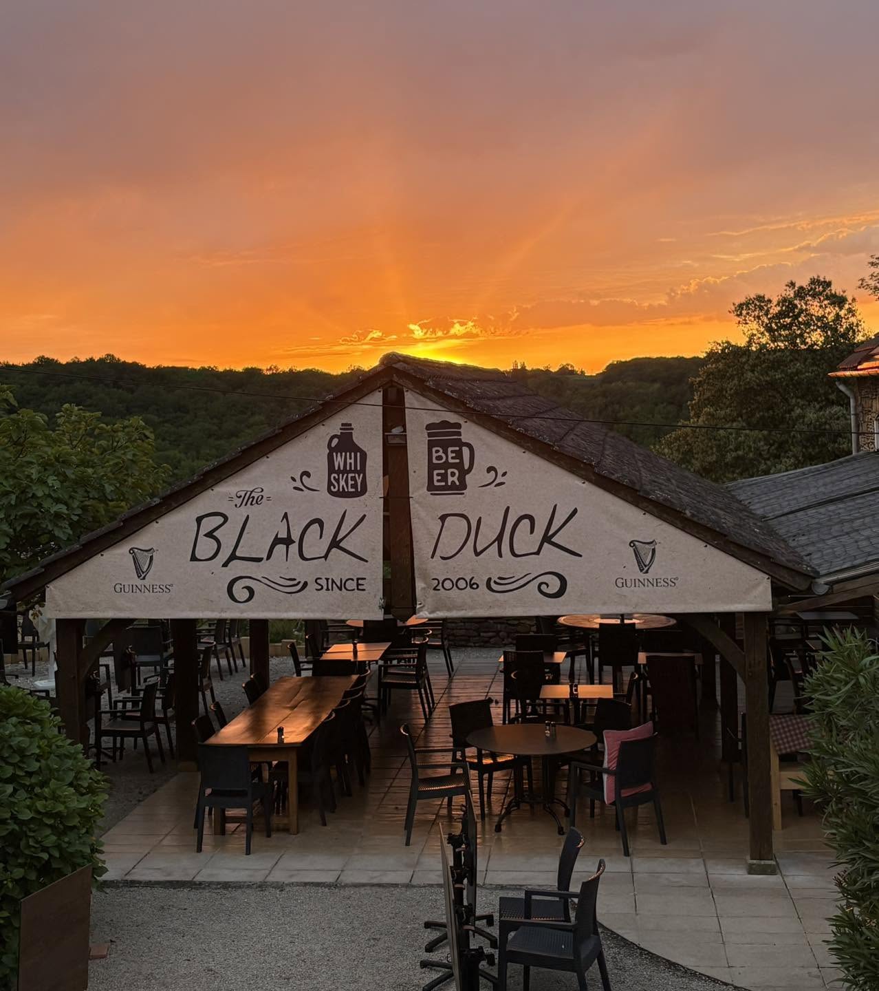 enseigne pub soleil couchant black duck perigord noir