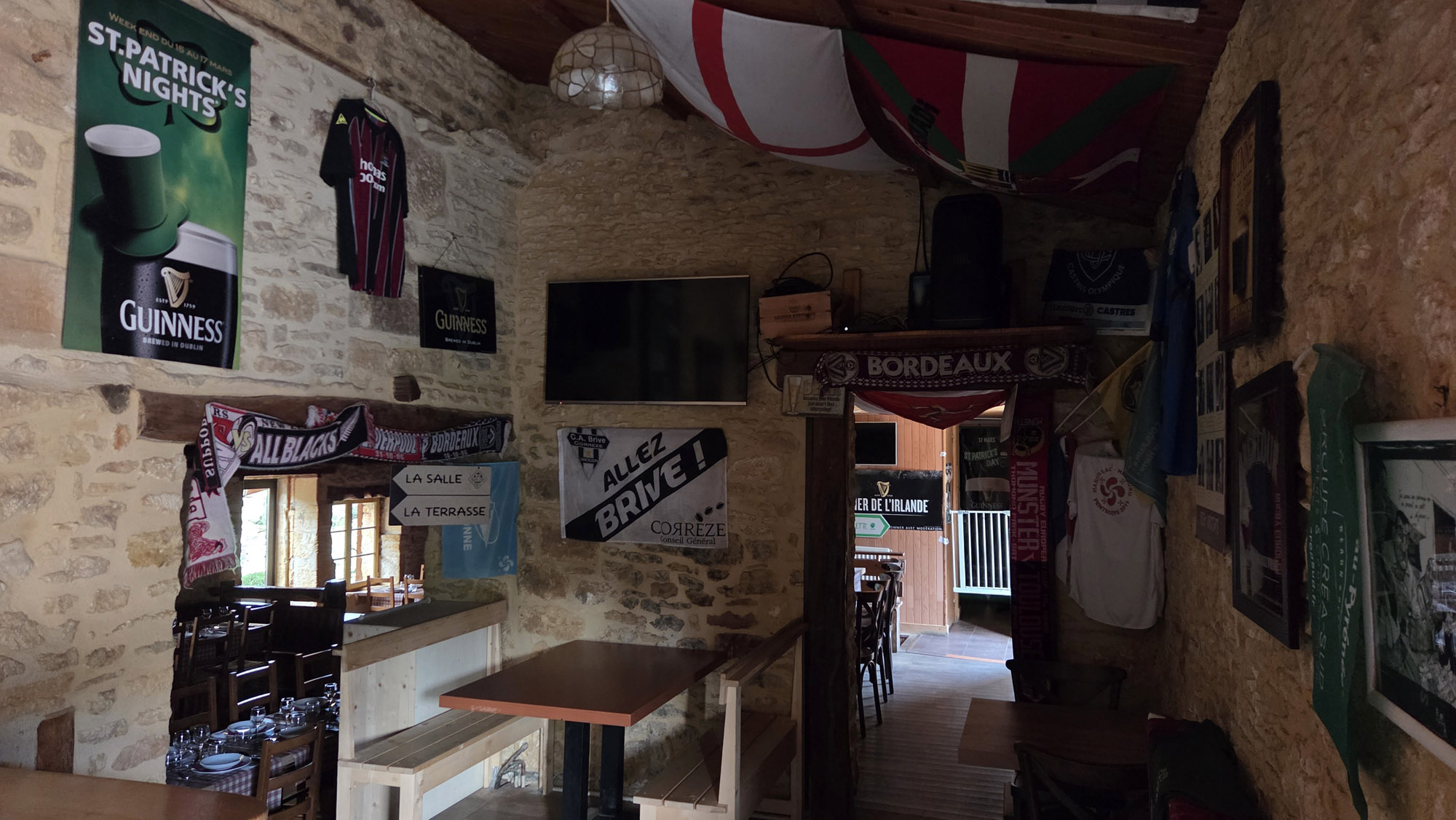 interieur pub restaurant pub irlandais the black duck perigord