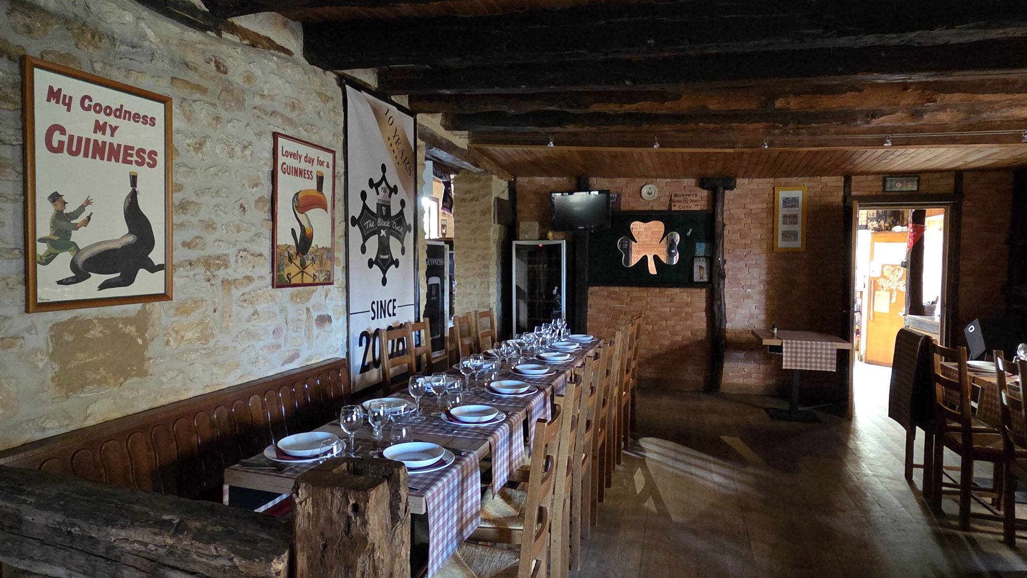 salle restaurant tables dressees pub irlandais the black duck perigord 2