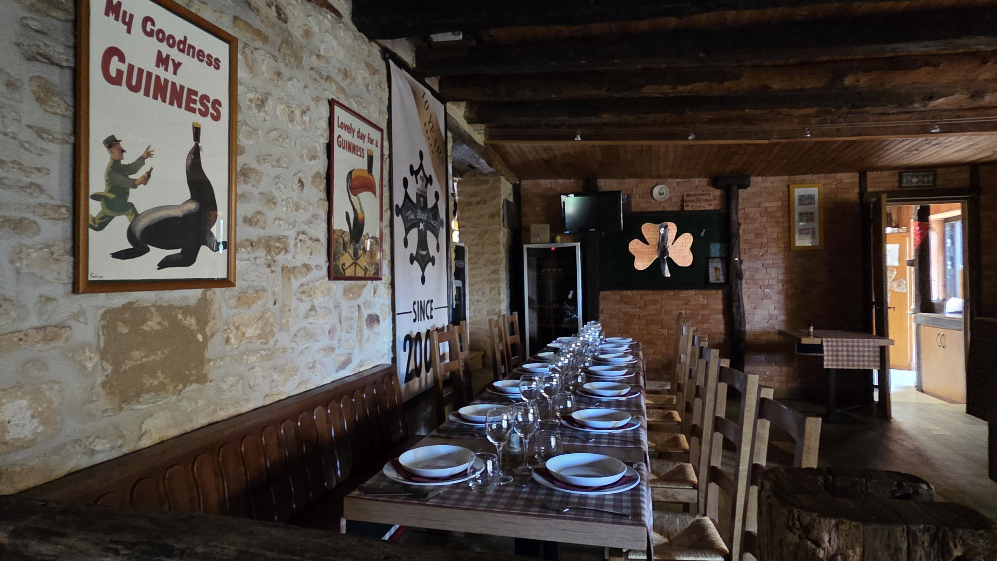 table dressee restaurant pub irlandais the black duck perigord
