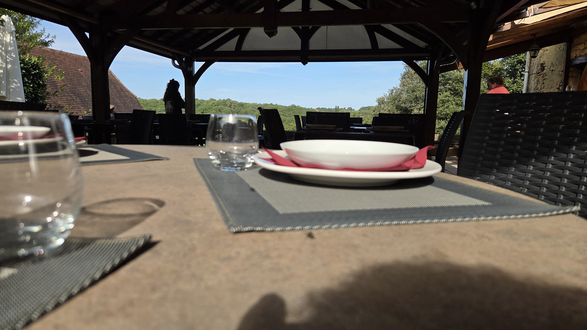 table dressee terrasse restaurant the black duck perigord