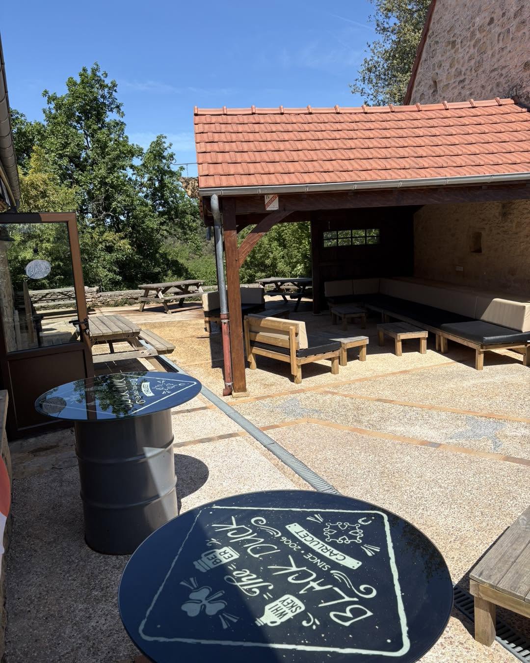 terrasse pub tables black duck perigord noir