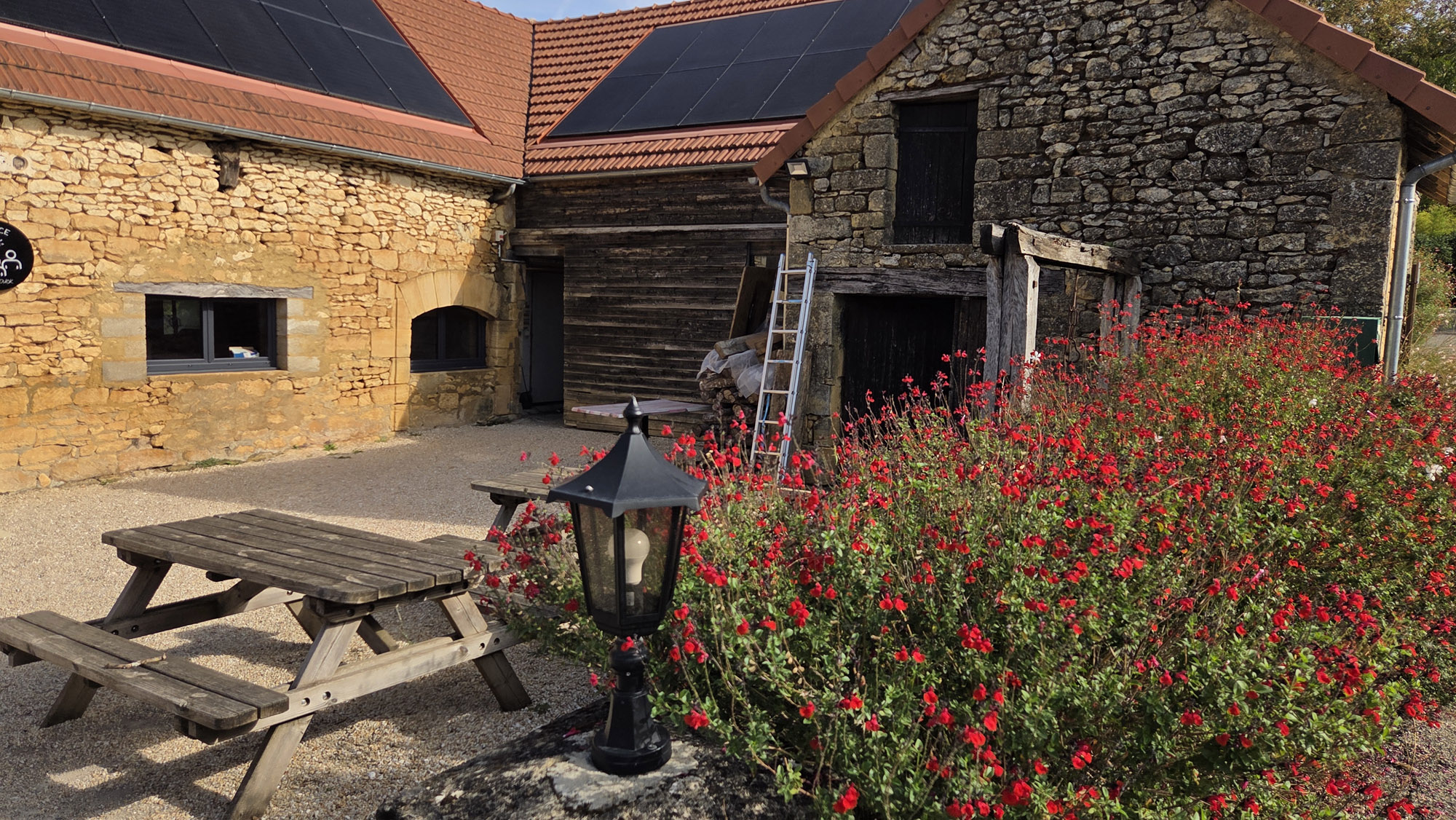 terrasse restaurant cour interieure the black duck perigord