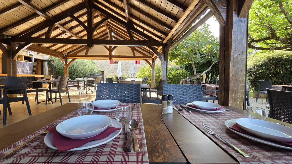 terrasse restaurant table dressee the black duck perigord